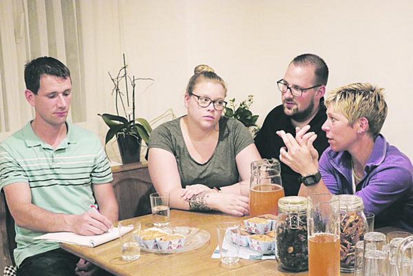 Nach dem Rundgang setzten sich die Seminarteilnehmenden an einen Tisch und diskutierten ihre Ideen und Gedanken. V. l. n. r. Martin Kneubühler, Valerie und Fabian Spring, Myriam Gysin.