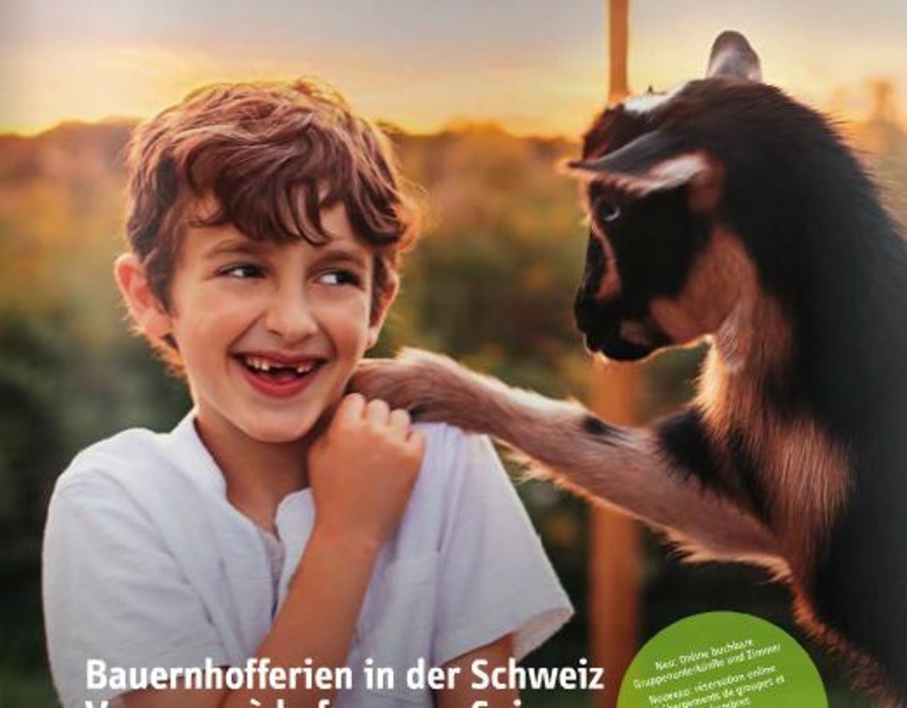 Die neuen Broschüren von Agrotourismus Schweiz bieten einen Überblick über 400 Angebote. (Bild agrotourismus.ch)