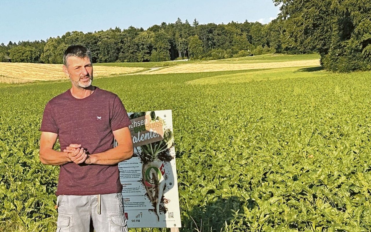 Martin Jost steht bei der Flurbegehung vor seinem Biorübenfeld, wo der Farmdroid zu seiner Zufriedenheit im Einsatz war. 