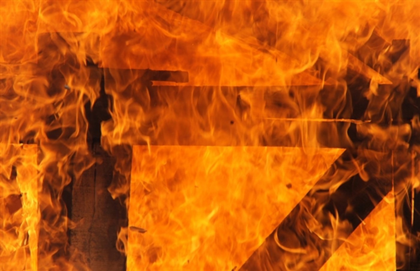 Ein Bauernhausbrand hat im zürcherischen Hofstetten für grossen Sachschaden gesorgt. (Symbolbild lichtkunst.73 / pixelio.de)