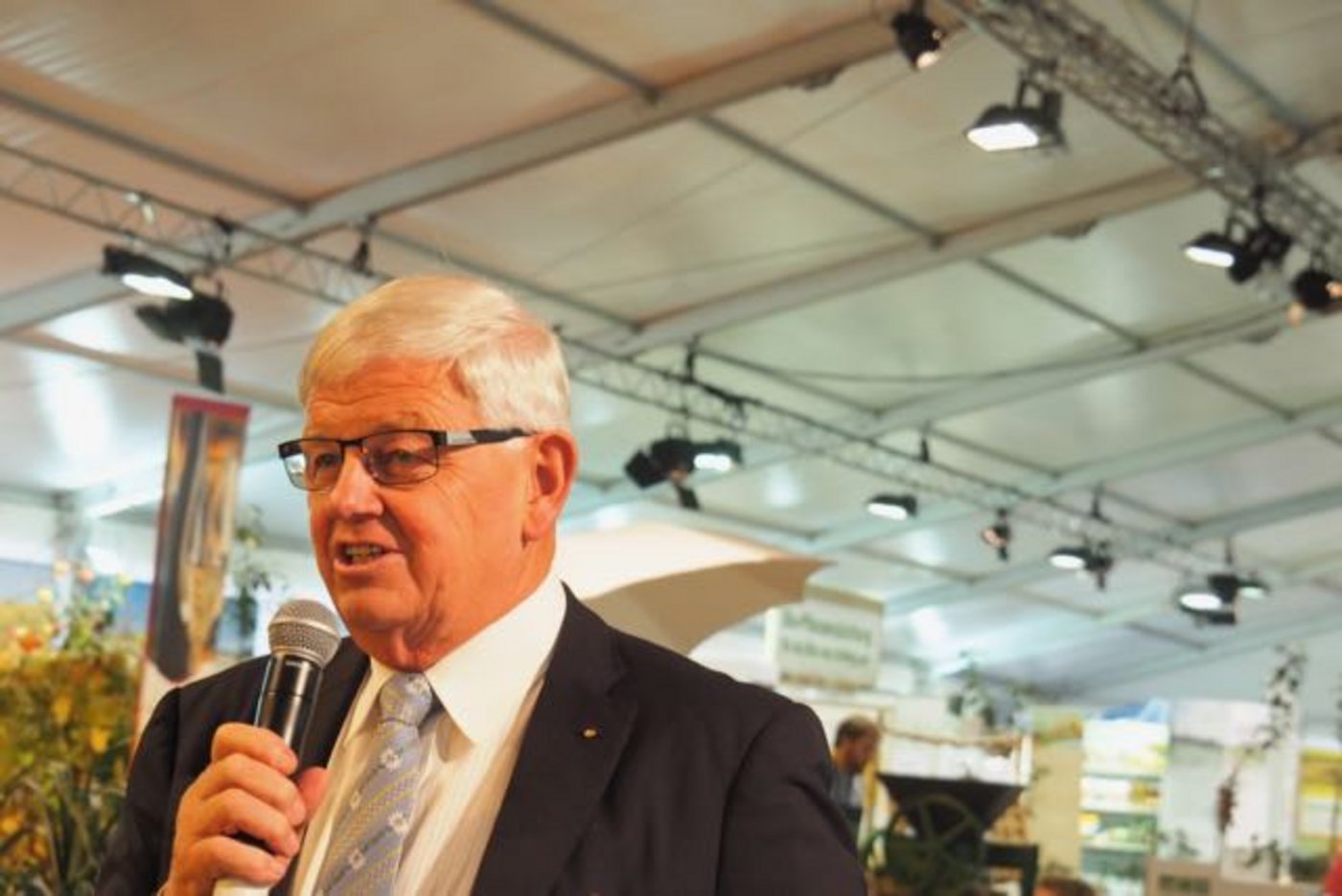 OK-Präsident Max Binder führt durch die Ausstellung. (Bilder chw)