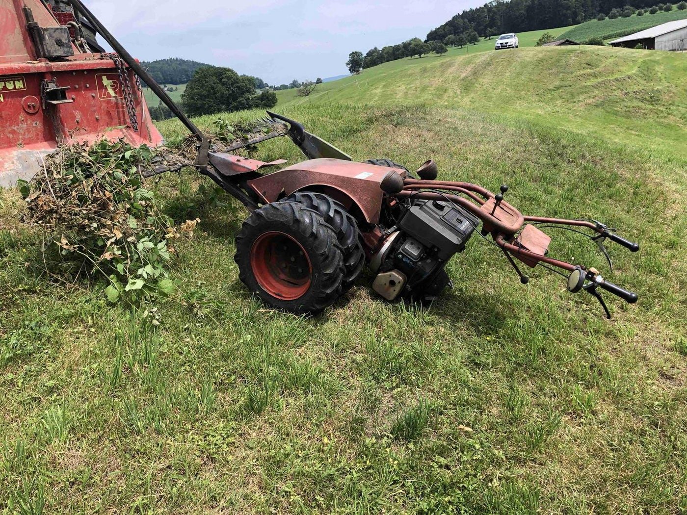 Der Mann wurde vom Einachser überrollt. (Bild Kantonspolizei St. Gallen)