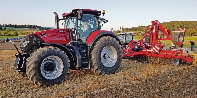 Für die Bodenbearbeitung sind die Traktoren an Feldvorführungen oft zu gross gewählt. Ihr Gewicht ist im Verhältnis zur Arbeitsbreite viel zu hoch.(Bild bs)