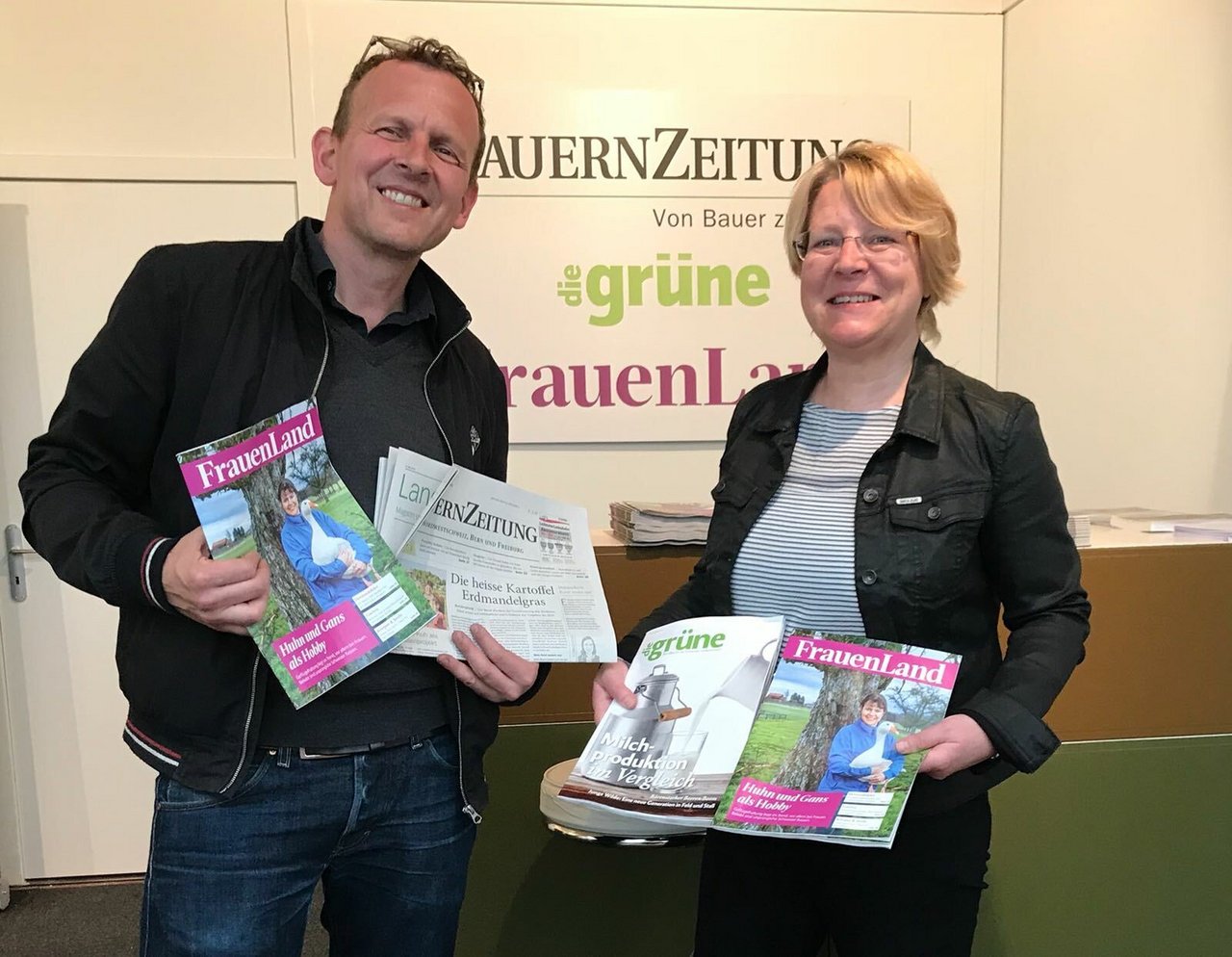 Adrian Krebs, Chefredaktor BauernZeitung und Barbara König, CEO der Schweizer Agrarmedien AG verteilten Lesestoff.