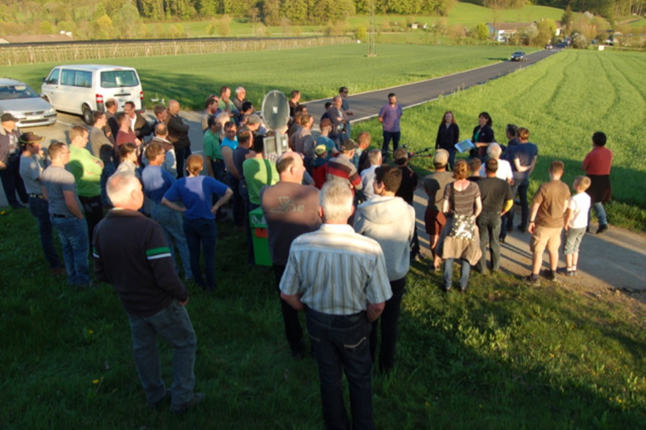 Martina Jenzer vom Wallierhof mit den interessierten Landwirten.