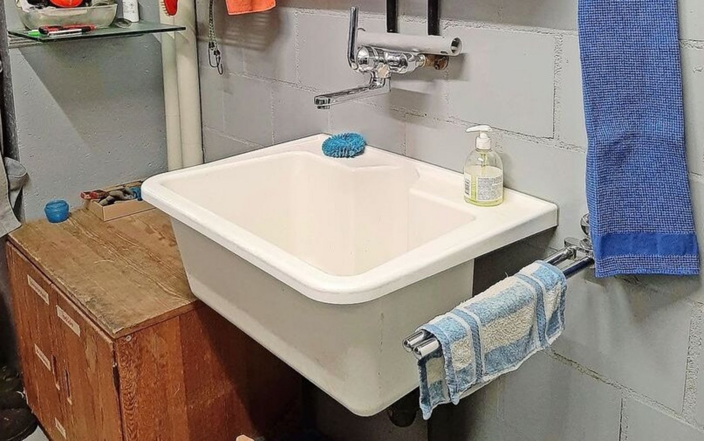 Keramikplatten im Bereich des Lavabos lassen sich leicht reinigen. Ablagen für Reinigungsmittel und Utensilien sorgen für Ordnung.