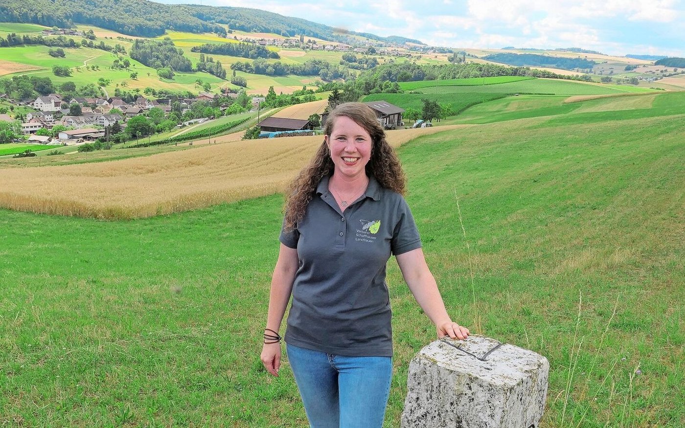 Auf der einen Seite die Schweiz, auf der anderen Deutschland: Die Grenze führt mitten durch Deborah Bührers Land. Im Hintergrund ist ihr Hof und das schaffhausische Dorf Bibern zu sehen. 