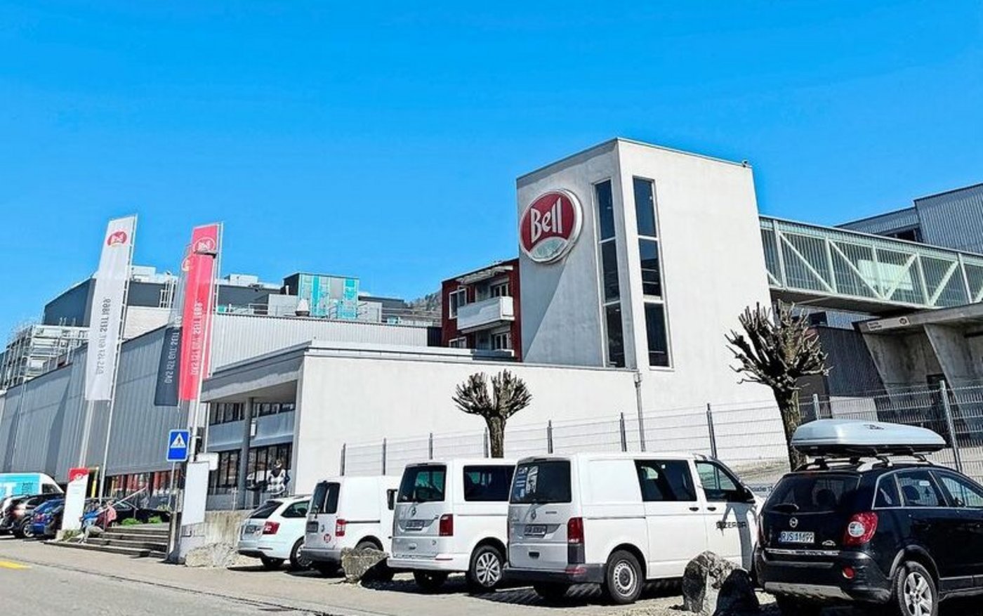 Die Bell Food Group AG fährt nun den neuen Rinderschlachthof in Oensingen schrittweise hoch. Auch die Logistikinfrastruktur zentralisiert Bell in Oensingen. Die Inbetriebnahme ist auf Frühling 2026 geplant. 