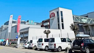 Die Bell Food Group AG fährt nun den neuen Rinderschlachthof in Oensingen schrittweise hoch. Auch die Logistikinfrastruktur zentralisiert Bell in Oensingen. Die Inbetriebnahme ist auf Frühling 2026 geplant. 