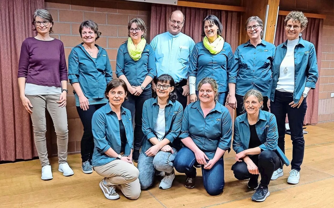 Hinten, v. l.: Brigitte Walker, Erika Imholz, Helen Zurfluh, German Betschart, Sibylle Zurfluh, Margrith Gisler, Silvia Imholz. Vorne, v. r.: Helen Ziegler, Alice Jauch, Bernadette Zurfluh, Bernadette Gamma.