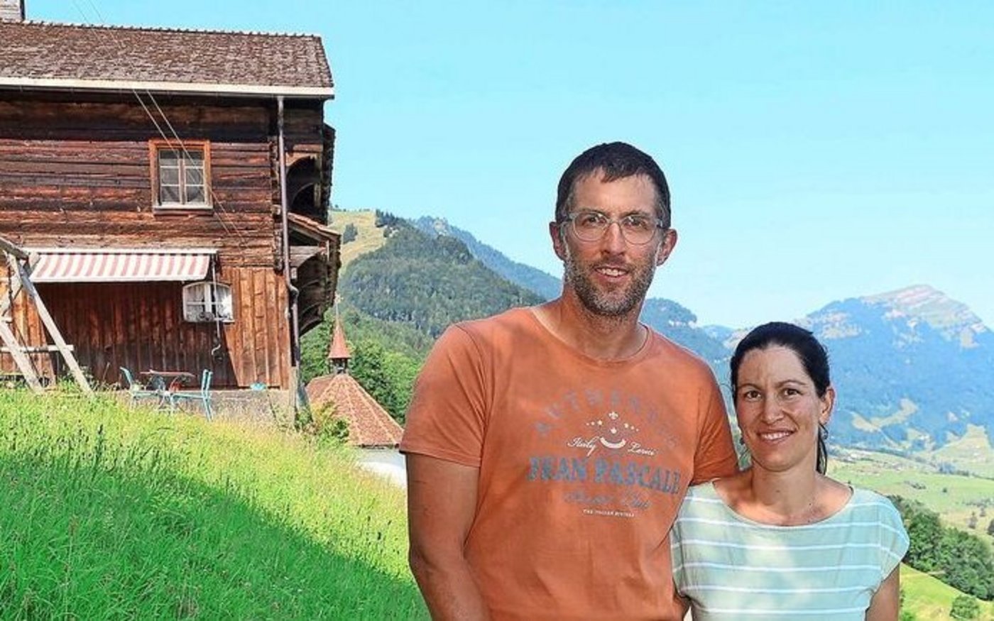 Ruth und Ruedi Schelbert geniessen auf ihrem Biohof nicht nur die herrliche Aussicht, sondern auch den Austausch mit ihren Feriengästen. 
