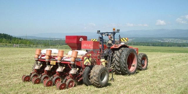 Für die Direktsaat, Streifensaat aber auch Mulchsaat gibts Beiträge. (Bild BauZ)