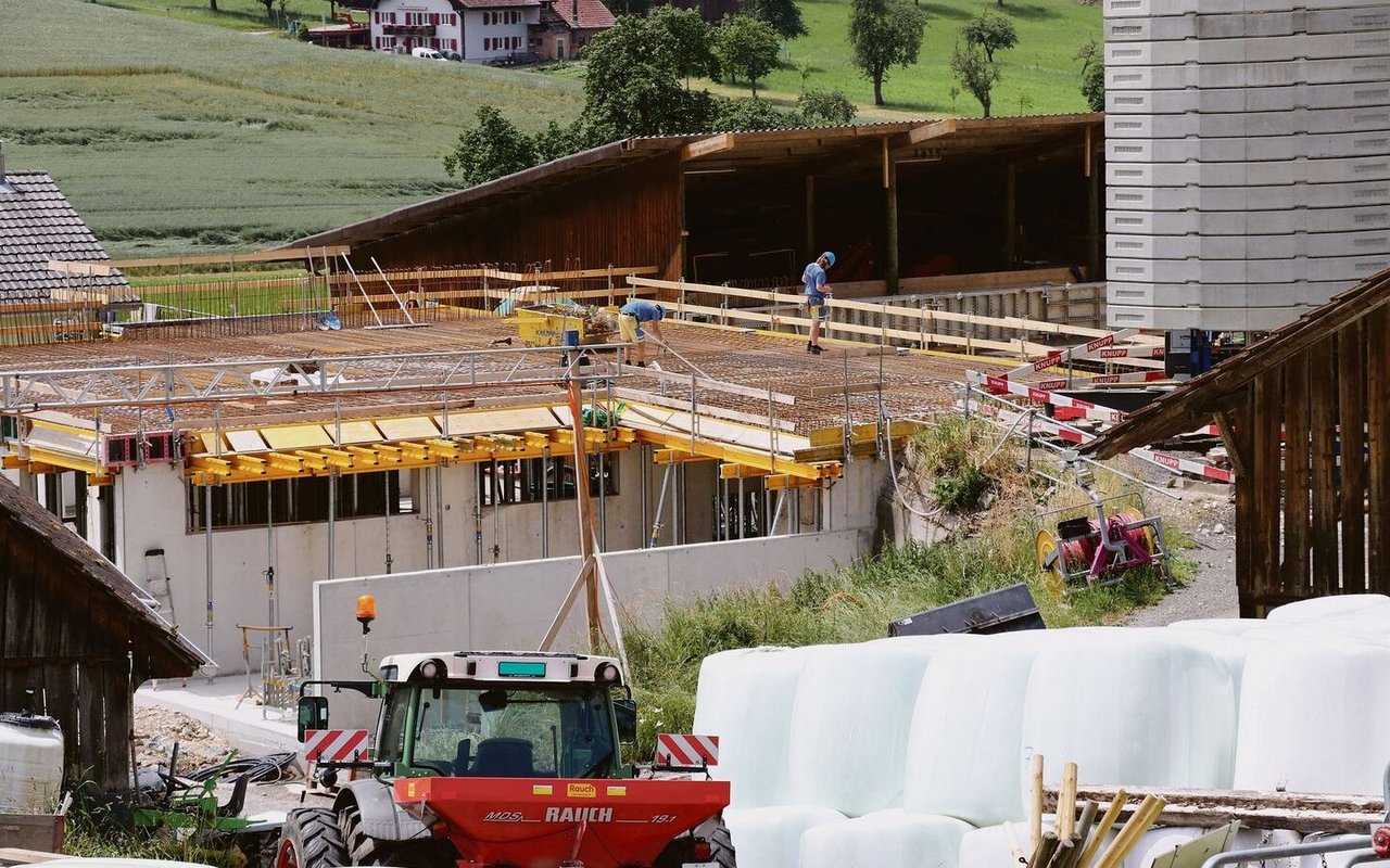 Enge Platzverhältnisse. Der Landwirtschaftsbetrieb muss neben dem Bauprojekt weiterlaufen. 