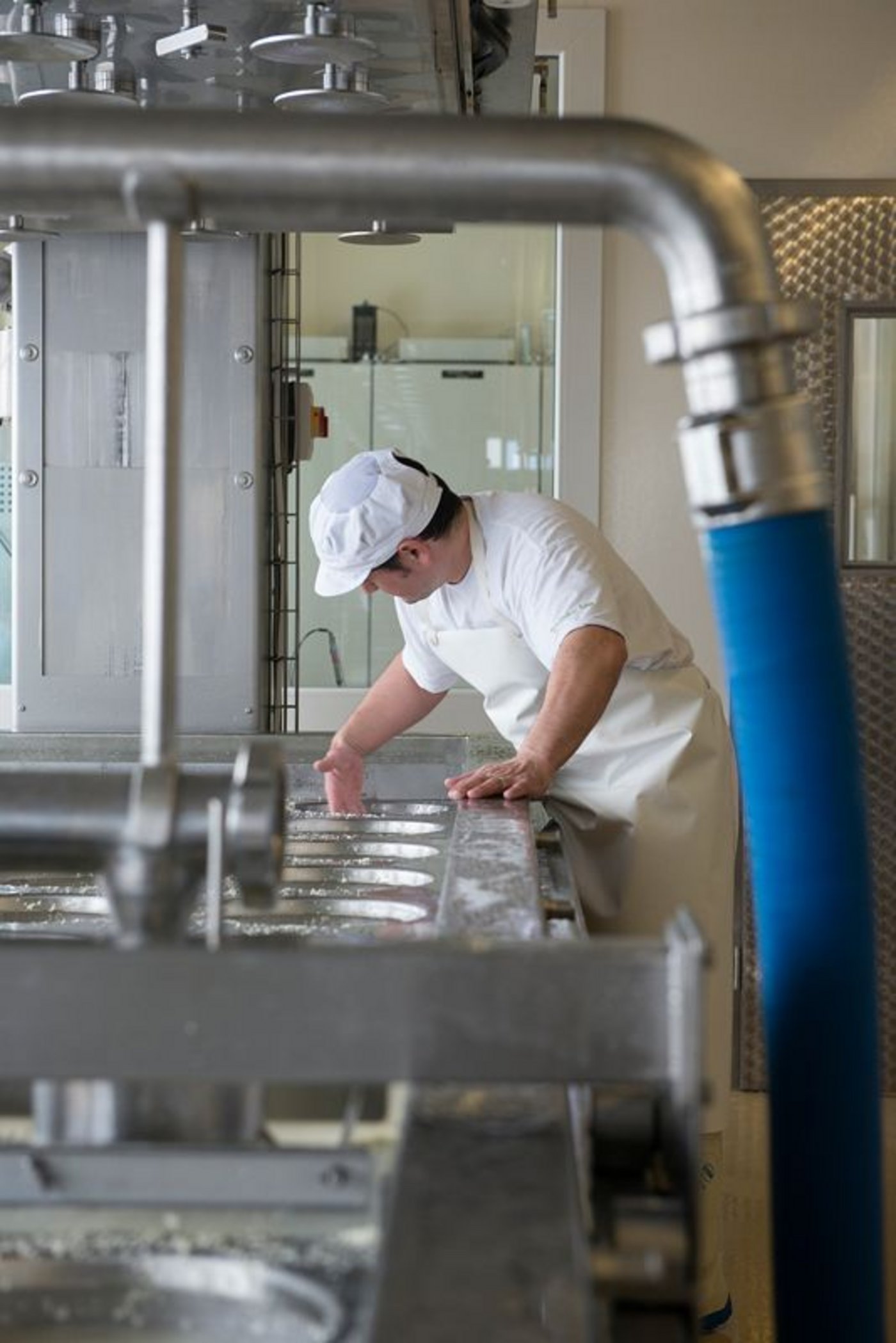 Käsermeister Johannes Schefer bei der Arbeit. (Bild: zVg)