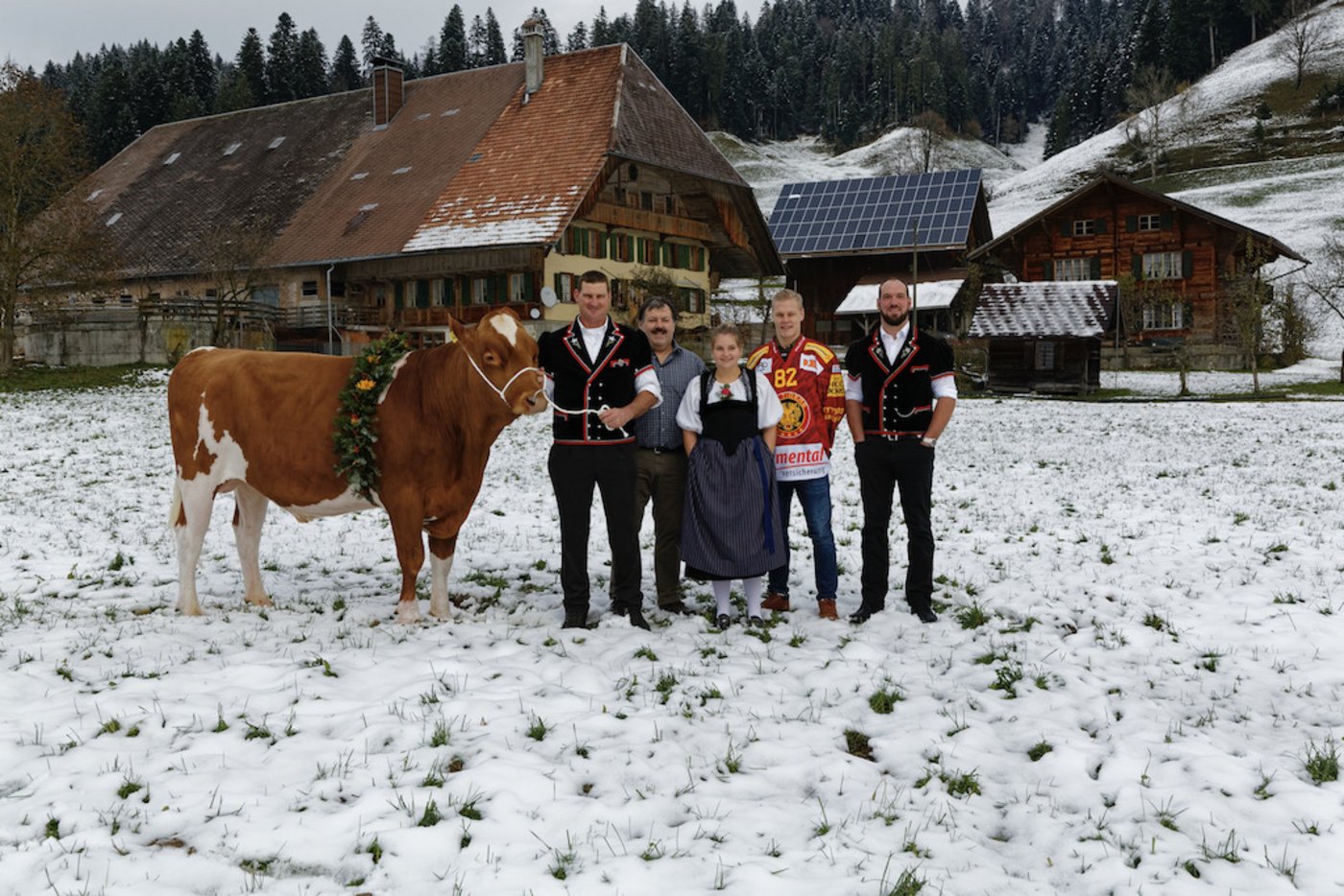 Der Hof: Muni «Götschi’s Gruyère», Bernhard Wüthrich, Martin Götschi, Michelle Moser, Harri Pesonen und Heinz Habegger vor dem Bauernhof der Familie Wüthrich.