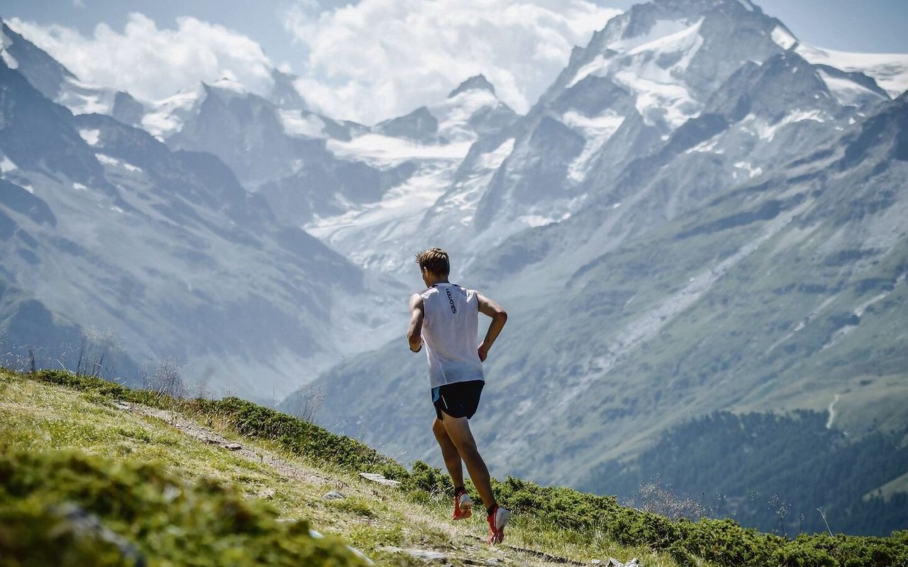 Am legendären Rennen Sierre-Zinal lief Dominik Rolli 2022 vor spektakulärer Bergkulisse mitten in die Weltelite der Trailläufer. 