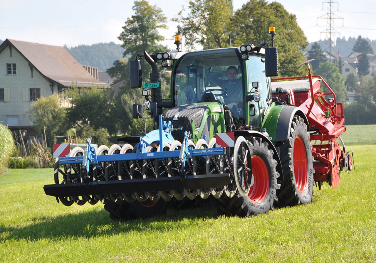 Demonstration einer neuen Maschine an der Eröffnungsfeier im letzten Jahr: Der Fahrer muss seinen Traktor nicht mehr führen, der Traktor fährt selbstständig. (Bild: Swiss Future Farm)