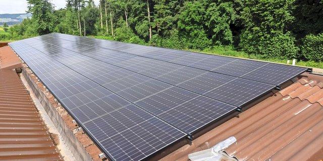 Gemäss Brandschutzvorschriften ist die direkte Absaugung von Warmluft unter PV-Modulen für die Heutrocknung ohne Trennschicht nicht vorgesehen.
