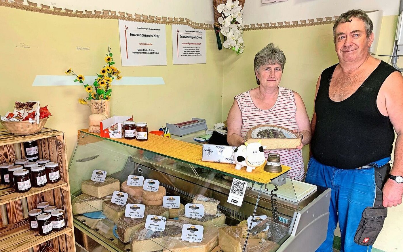 Urs und Ida Müller im Verkaufsraum für ihren Alpkäse und weitere Milchprodukte aus der Käserei. Für seine Käse holte er schon vor vielen Jahren Innovationspreise. 