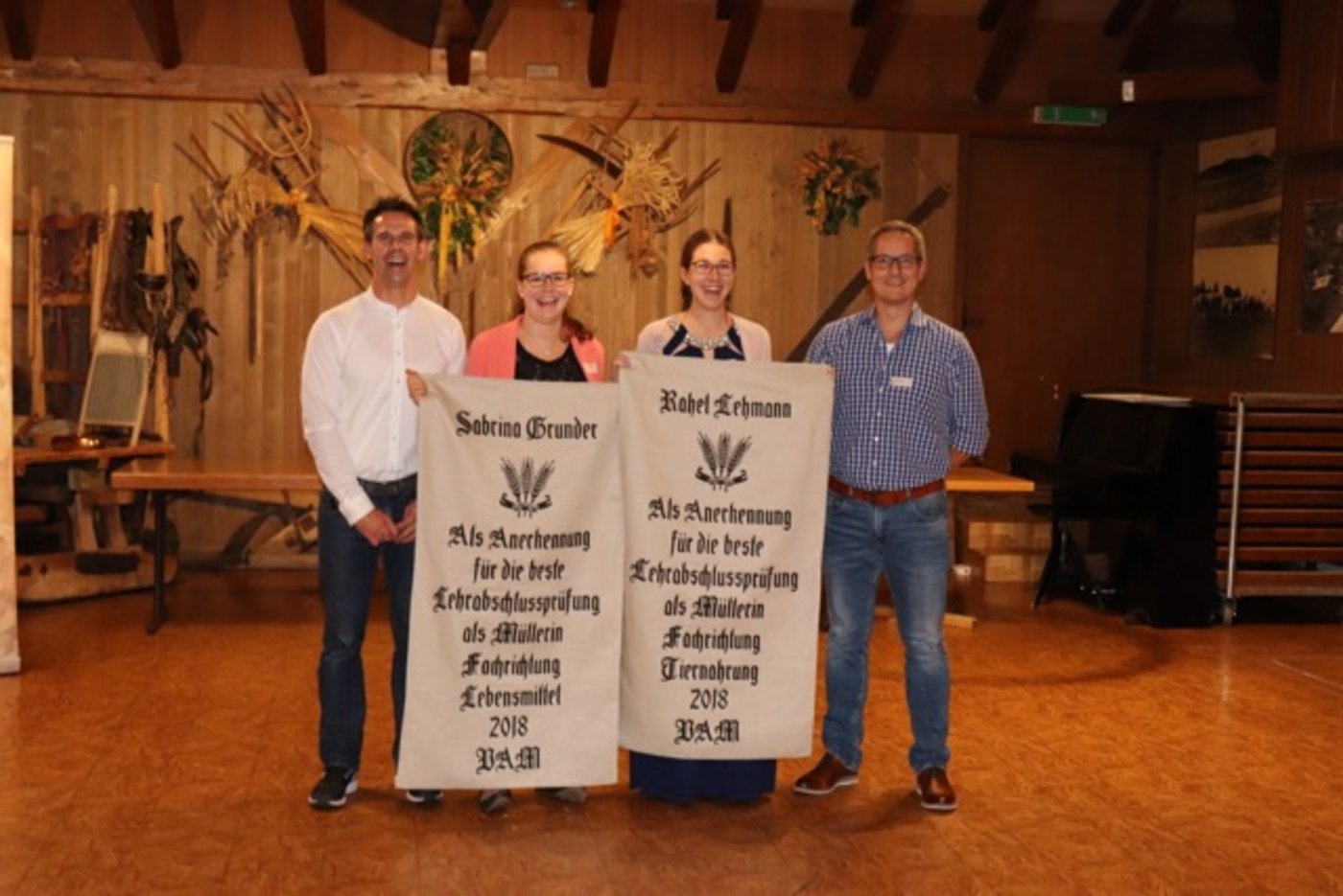 : Die jahrgangsbesten Absolventinnen Sabrina Grunder und Rahel Lehmann mit den jeweiligen Chefexperten Roman Hersche und David Villiger (v.l.n.r). (Bild VAM)