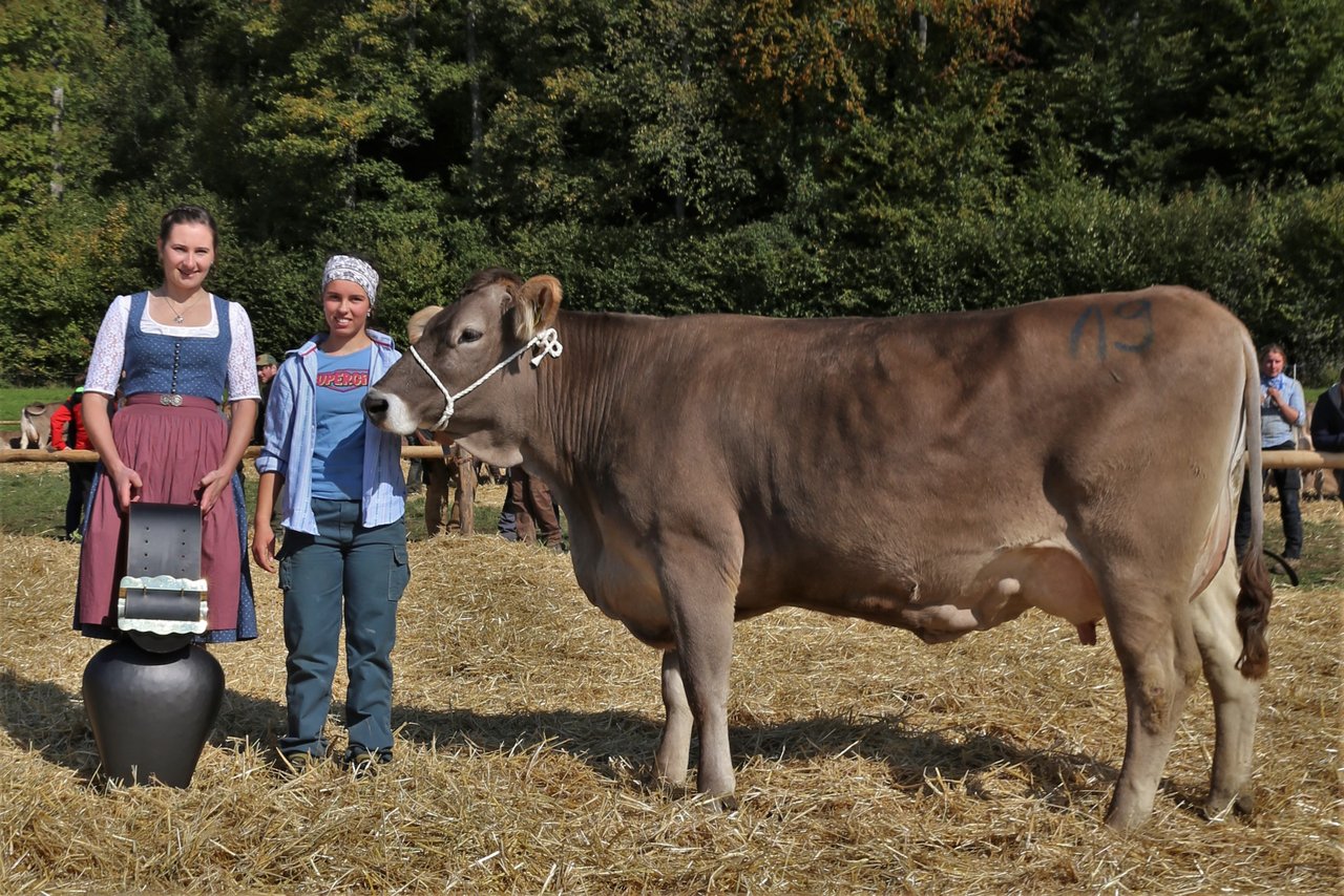 Vito Glocke von Franz Abächerli war die schönste Kuh der Original Braunviehrasse. Am Halfter Sarah Abächerli und Ehrendame Eliane Berner.