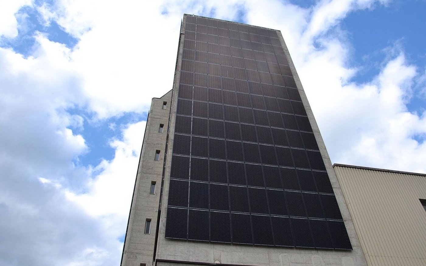 Die Schälmühle verfügt über eine grosse vertikale Solaranlage.