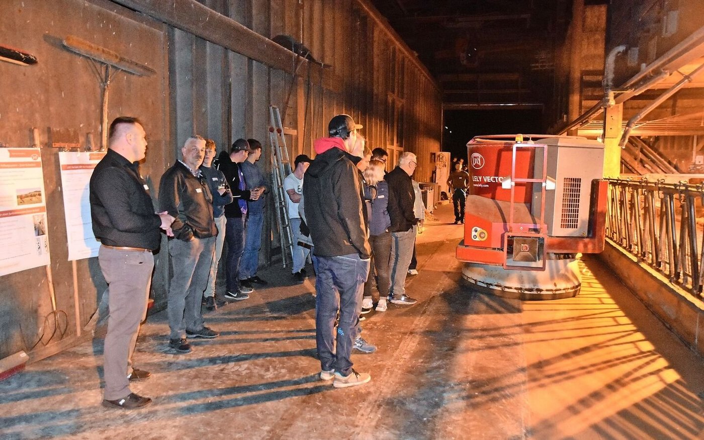 Remo Stalder (l.), Verkaufsberater bei Lely, stellt hier den Fütterungsroboter Lely Vector vor.  