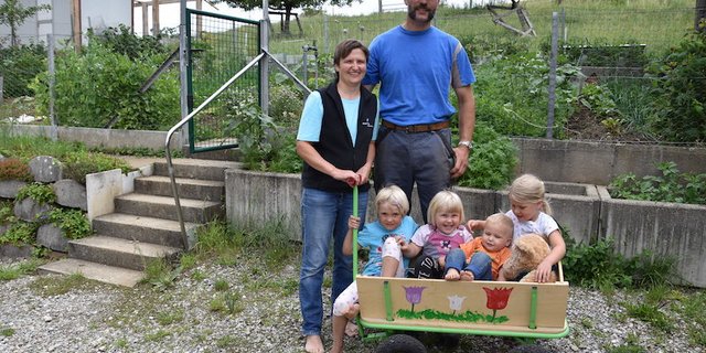 Edith Suter mit Mann Simon und ihren Kindern. Trotz grosser Belastung machte sie den Fachausweis Bäuerin. (Bild Barbara Heiniger)