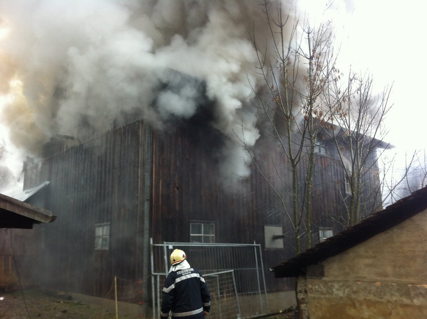 Scheunenbrand in Freienstein: Für die Feuerwehr gestaltete sich der Einsatz schwierig. (Bild: Kapo Zürich)