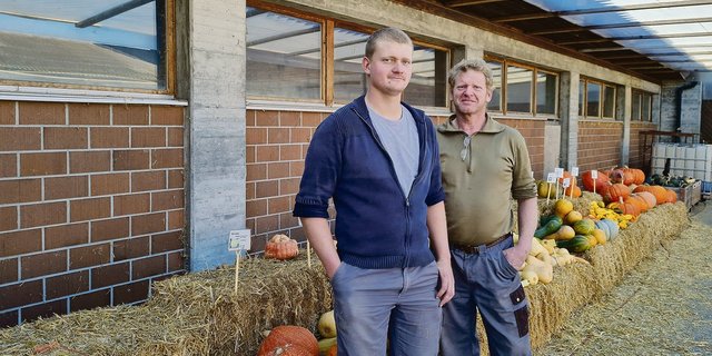 Die Kürbisausstellung ging Ende Oktober zu Ende. Tobias und Walter Bühlmann stehen vor den letzten Kürbissen, die es noch zu kaufen gibt. Seit diesem Jahr führen Vater und Sohn den Betrieb gemeinsam.(Bild Franziska Jurt)