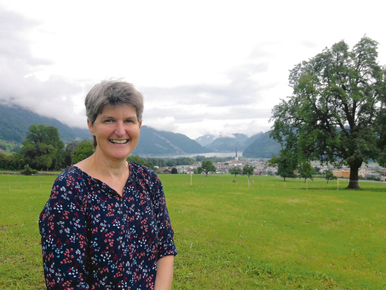 Sibylle Wallimann auf ihrem Betrieb in Alpnach mit wunderbarer Sicht auf den Alpnachersee, welcher zum Vierwaldstättersee gehört.(Bild Paula Halter-Furrer)