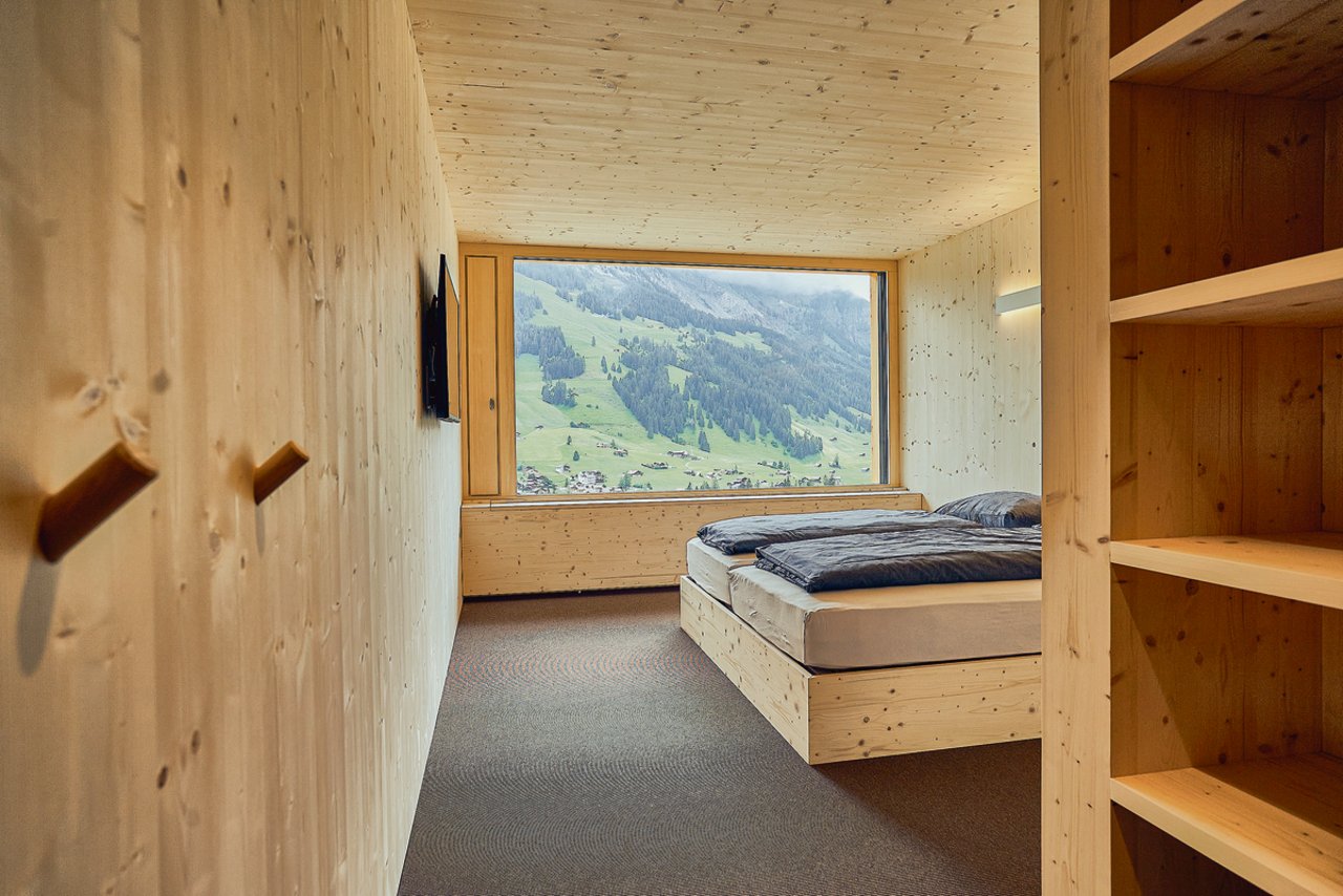 Ein Hotel-Traum für jeden Holzliebhaber ist in Adelboden entstanden. Das schöne Bild wird jedoch durch den Umstand getrübt, dass nicht heimisches Holz für den Bau verwendet wurde. (Bild ©Baulink AG)
