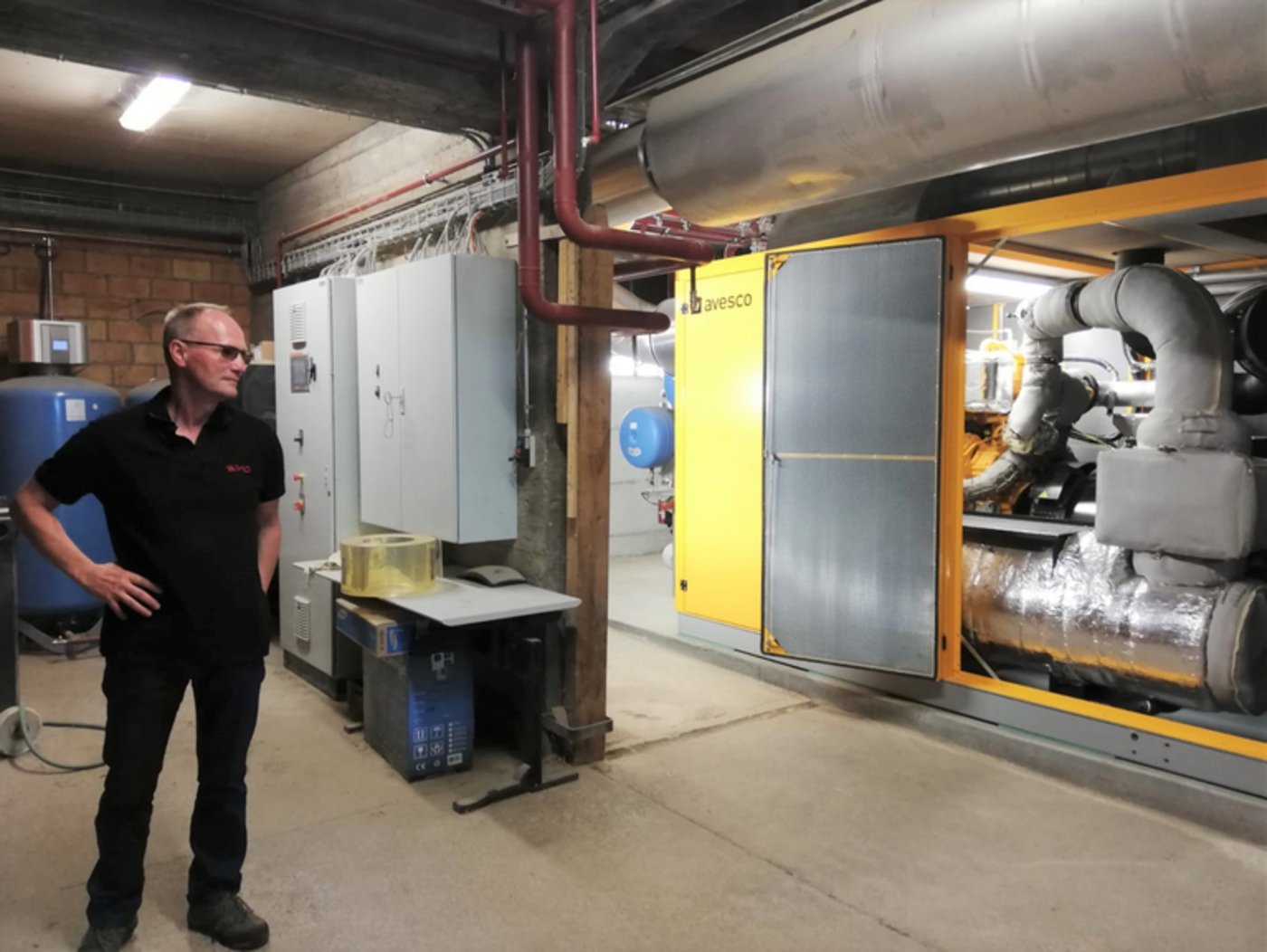 „Mit dem Blockheizkraftwerk wird das Biogas mittels Stromgenerator zu Wärme umgewandelt. Damit heizen wir nicht nur unseren Betrieb, sondern auch die Mehrfamilienhäuser nebenan.“ 