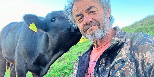 Claudio Gregori verbringt den Sommer als Mutterkuhhirt in der Gegend oberhalb von Bergün.