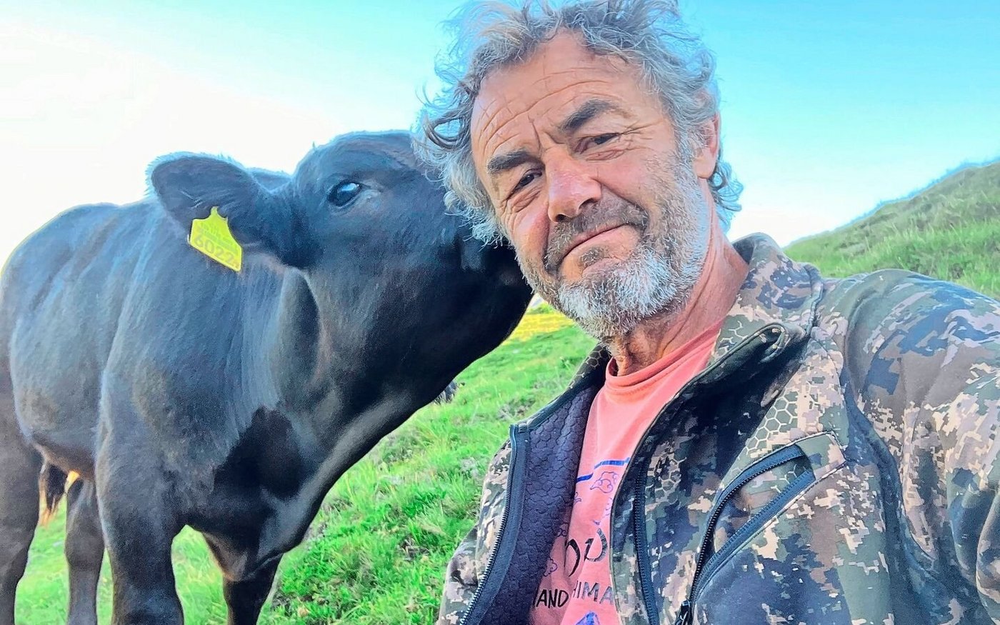 Claudio Gregori verbringt den Sommer als Mutterkuhhirt in der Gegend oberhalb von Bergün.