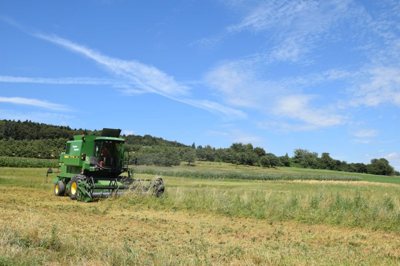 John Deere (im Bild Linsenernte Epsach) übernimmt die deutsche Wirtgen-Gruppe. (Bild Jasmine Baumann)