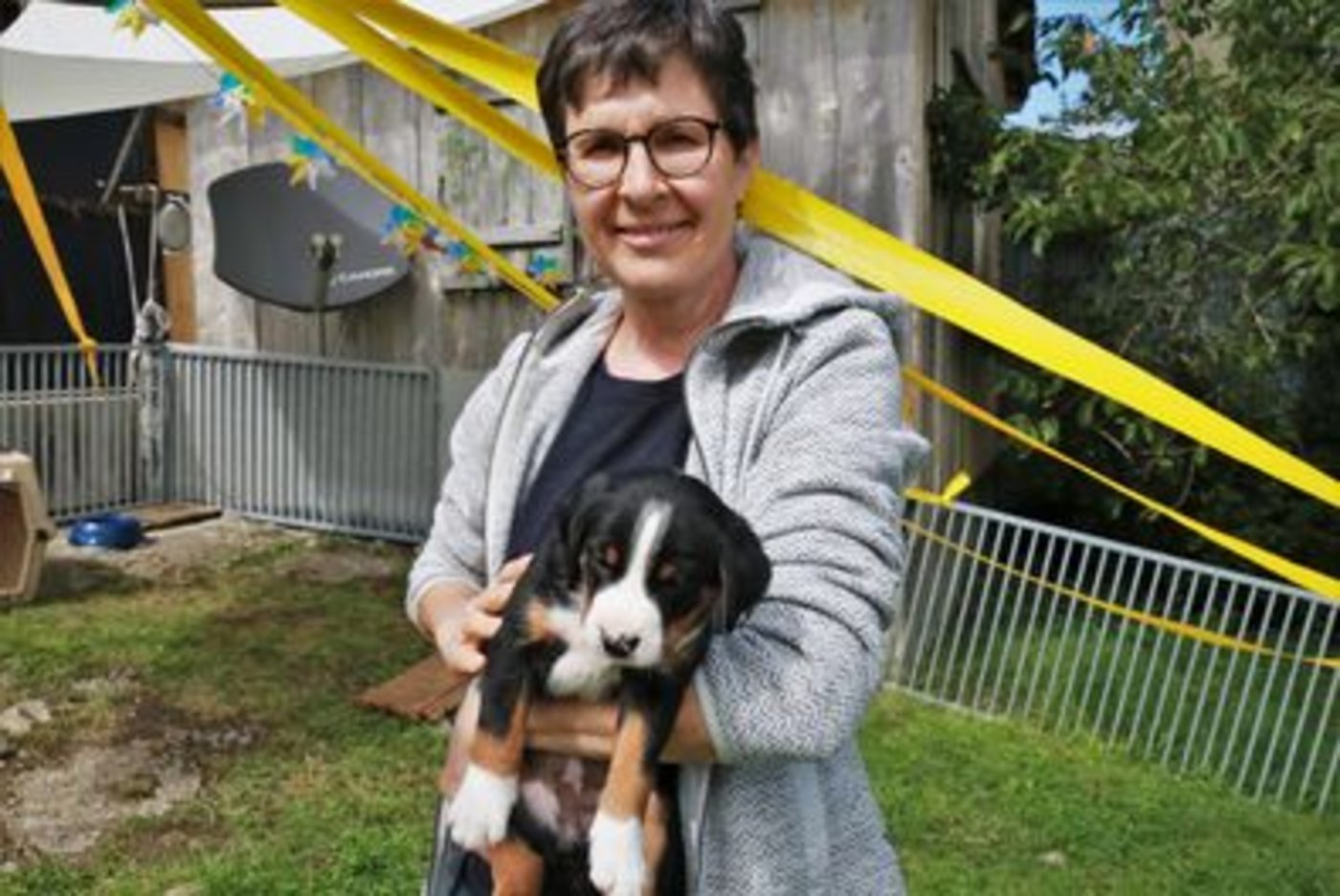 Monika Fritsche mit einem Welpen. (Bild ly)