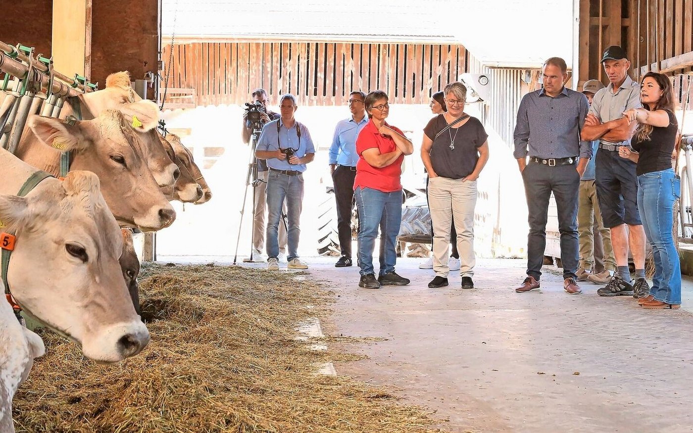 Bäuerin Karin Häcki führt Medienvertreter und Mitglieder des Komitees «Nein zur extremen Biodiversitäts-Initiative» des Kantons Schwyz durch das Schlossgut in Pfäffikon SZ.