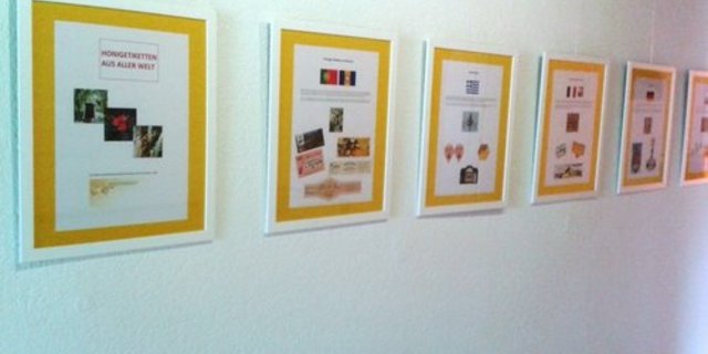 In der Ausstellung werden 12 verschiedene Länder, ihre Honigproduktion und ihre Honig-Etiketten vorgestellt. (Bild: zVg)