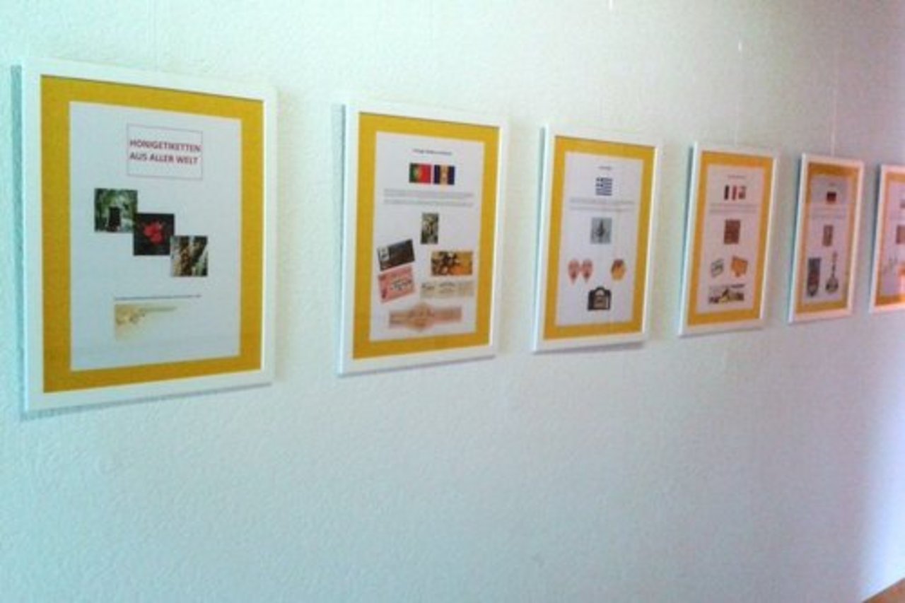 In der Ausstellung werden 12 verschiedene Länder, ihre Honigproduktion und ihre Honig-Etiketten vorgestellt. (Bild: zVg)
