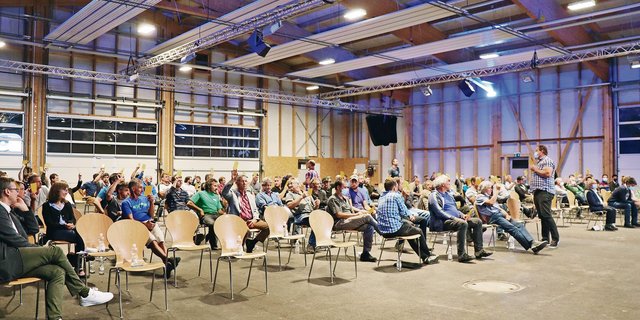 Die Mitgliederversammlung des Bündner Bauernverbands fand in der Eventhalle in Cazis GR statt. Nicht alle Geschäfte konnten per Handzeichen behandelt werden, wie z. B. die Kampfwahl zwischen Stefan Jenny und Andreas Gabathuler.(Bilder vcd)