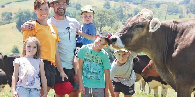 Familie Epp kehrte dem Leben in der Schweiz den Rücken und hat in Neuseeland ein neues Leben angefangen. Vater Bruno schätzt es, frei von Subventionen und mit weniger Auflagen arbeiten zu können: «Als Farmer ist man hier auch Geschäftsmann.»(Bild Matthias Stadler)