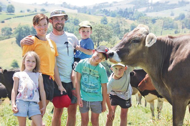 Familie Epp kehrte dem Leben in der Schweiz den Rücken und hat in Neuseeland ein neues Leben angefangen. Vater Bruno schätzt es, frei von Subventionen und mit weniger Auflagen arbeiten zu können: «Als Farmer ist man hier auch Geschäftsmann.»(Bild Matthias Stadler)
