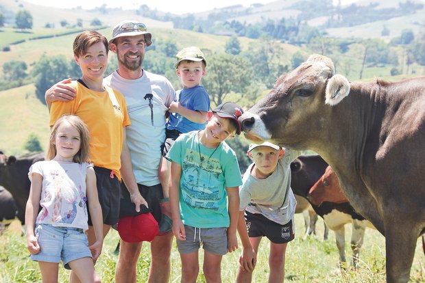 Bergbauern auf 150 Metern über Meer Familie Epp kehrte dem Leben in der Schweiz den Rücken und hat in Neuseeland ein neues Leben angefangen. Vater Bruno schätzt es, frei von Subventionen und mit weniger Auflagen arbeiten zu können: «Als Farmer ist man hier auch Geschäftsmann.»(Bild Matthias Stadler)