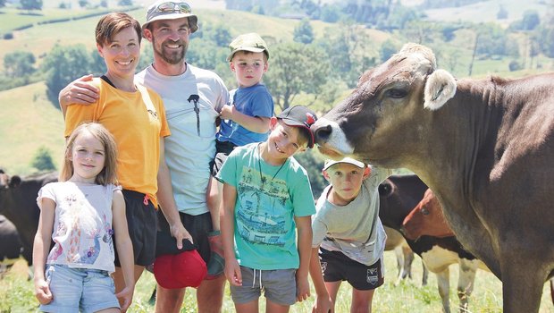Bergbauern auf 150 Metern über Meer Familie Epp kehrte dem Leben in der Schweiz den Rücken und hat in Neuseeland ein neues Leben angefangen. Vater Bruno schätzt es, frei von Subventionen und mit weniger Auflagen arbeiten zu können: «Als Farmer ist man hier auch Geschäftsmann.»(Bild Matthias Stadler)