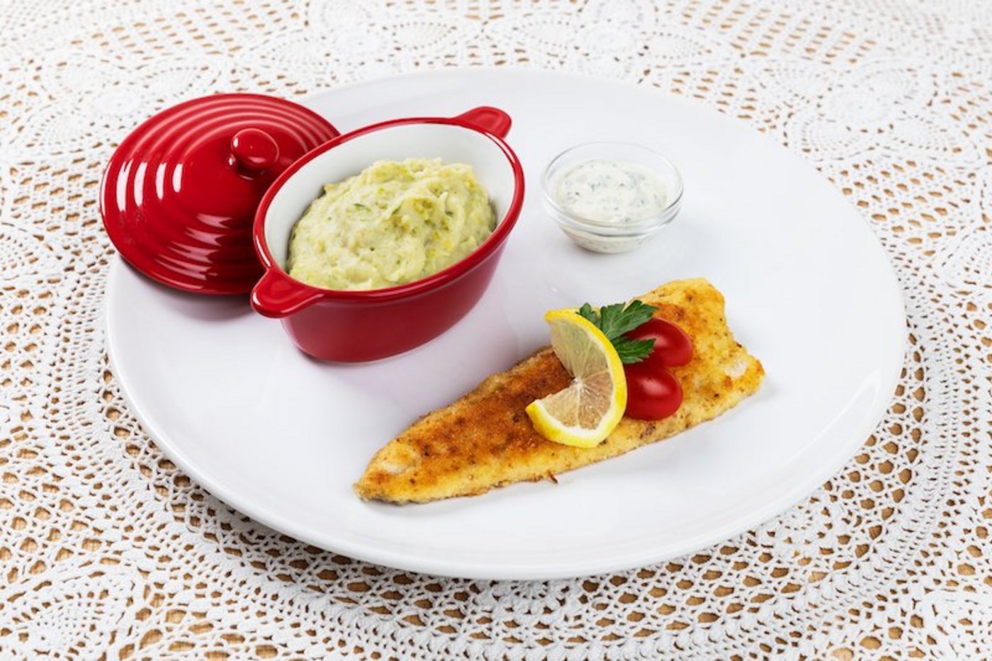Panierte Forellenfilets mit Tartarsauce und Kartoffel-Rosenkohl-Stampf. (Bilder SRF/Ueli Christoffel)