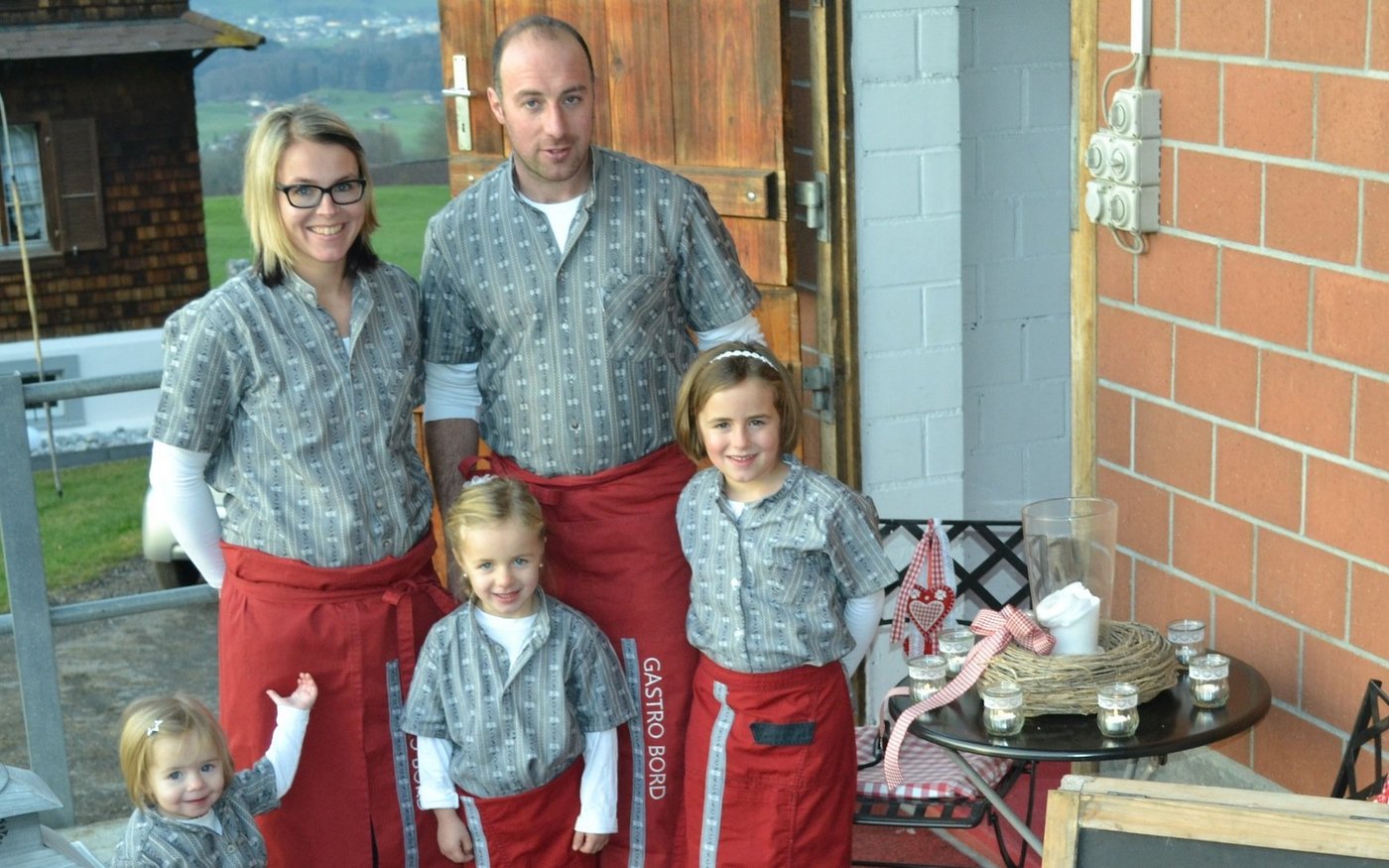 Yvonne und Toni Ettlin vom Team «Gastro-Bord» in Kerns mit ihren Kindern (v. l. n. r.) Thea, Yana und Tina.  (Bild Paul Küchler)
