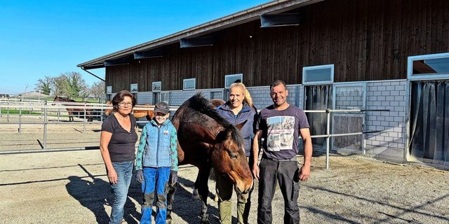 Gemeinsam kümmern sich Mutter Erika Schnider und das Betriebsleiterpaar Andrea und Hanspeter Schnider um die Pensionspferde. Auch Tochter Gianna hilft tatkräftig mit. 
