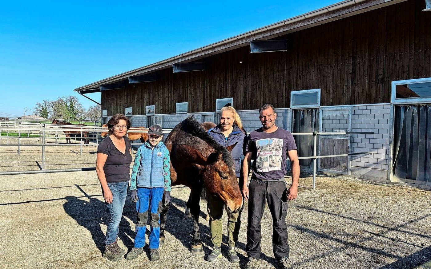 Gemeinsam kümmern sich Mutter Erika Schnider und das Betriebsleiterpaar Andrea und Hanspeter Schnider um die Pensionspferde. Auch Tochter Gianna hilft tatkräftig mit. 