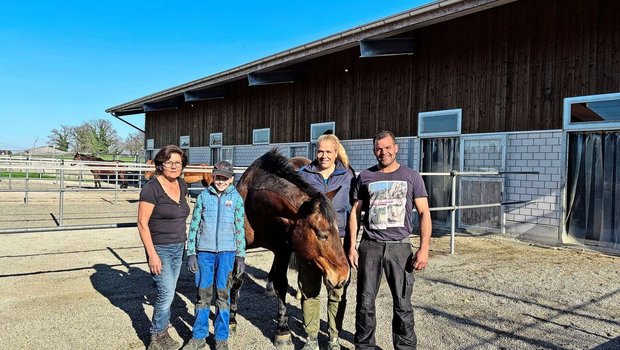 Gemeinsam kümmern sich Mutter Erika Schnider und das Betriebsleiterpaar Andrea und Hanspeter Schnider um die Pensionspferde. Auch Tochter Gianna hilft tatkräftig mit. 